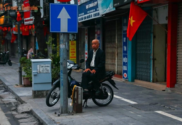 Người dân Hà Nội xúng xính áo mới du Xuân ngày mùng 1 Tết Bính Ngọ 2026 Một Hà Nội bình yên hiếm có ngày mùng 1 Tết Bính Ngọ 2026