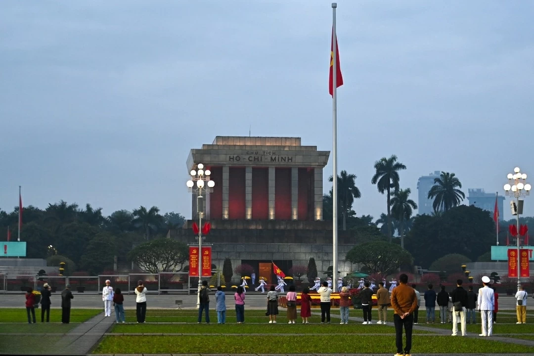 Đúng 6h30, Lễ thượng cờ đầu tiên của năm mới Bính Ngọ trên Quảng trường Ba Đình bắt đầu với nghi thức trang nghiêm, đông đảo người dân có mặt từ sớm theo dõi.