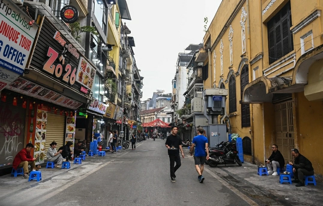 Người dân Hà Nội xúng xính áo mới du Xuân ngày mùng 1 Tết Bính Ngọ 2026 Một Hà Nội bình yên hiếm có ngày mùng 1 Tết Bính Ngọ 2026