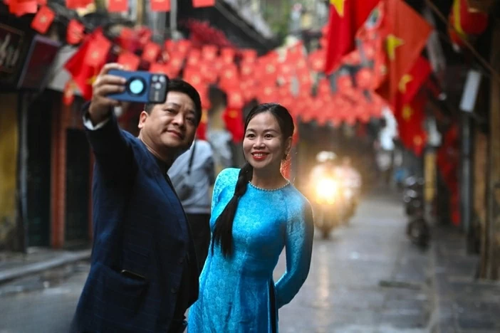 Người dân Hà Nội xúng xính áo mới du Xuân ngày mùng 1 Tết Bính Ngọ 2026 Một Hà Nội bình yên hiếm có ngày mùng 1 Tết Bính Ngọ 2026