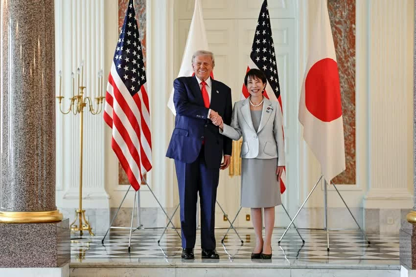 Tổng thống Donald Trump (bên trái) và Thủ tướng Nhật Bản Sanae Takaichi bắt tay trước cuộc hội đàm thượng đỉnh tại Cung điện Akasaka ở Tokyo, thứ Ba, ngày 28 tháng 10 năm 2025. (White House)
