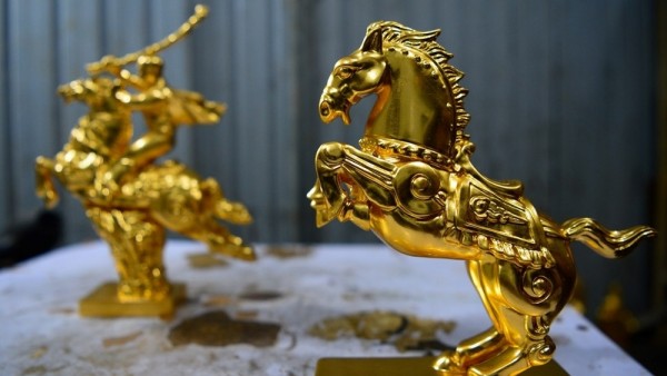 Giá vàng hôm nay 19/2/2026 ‘chấp chới’ ngưỡng 5.000 USD, đà tăng của vàng liệu đã đi quá xa? Lịch mở hàng đầu năm Bính Ngọ 2026 của các cửa hàng vàng