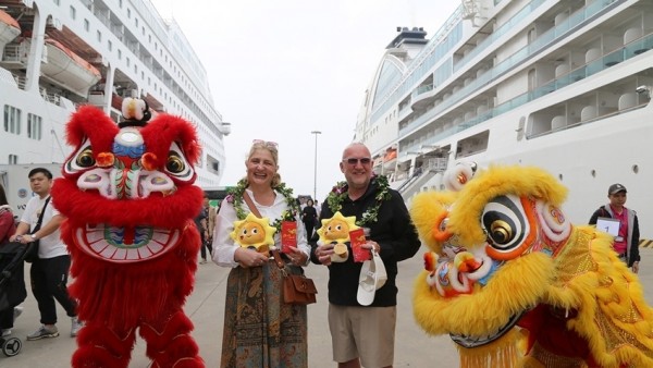Đón 2 siêu du thuyền, gần 2.500 du khách quốc tế đến 'xông đất' ngày đầu năm mới, du lịch Quảng Ninh khẳng định sức hút