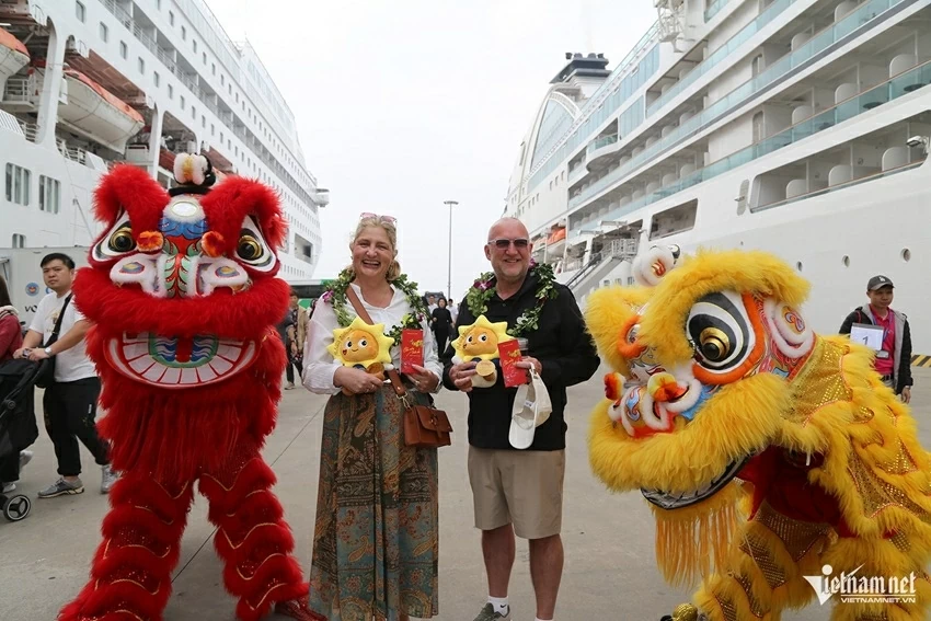 Đón 2 siêu du thuyền, gần 2.500 du khách quốc tế đến 'xông đất' ngày đầu năm mới, du lịch Quảng Ninh khẳng định sức hút