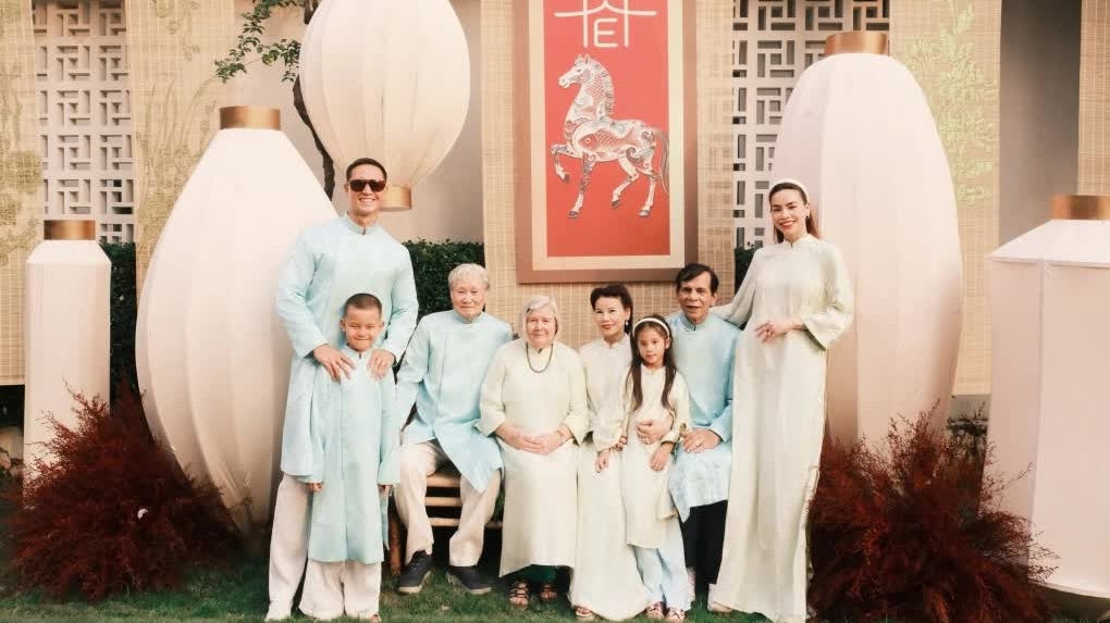 Sao Việt khoe khoảnh khắc đón Tết Bính Ngọ 2026 bên người thân, gia đình