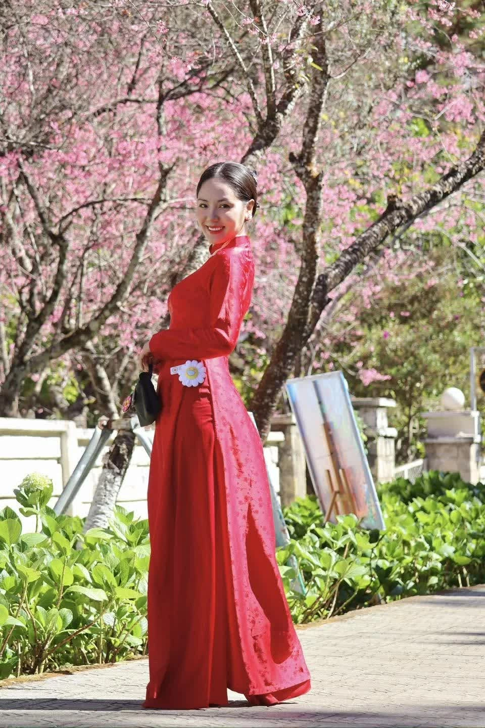 Ca sĩ Phương Linh chọn áo dài chiết eo, tôn vòng hai thon thả trong ngày đầu năm mới.
