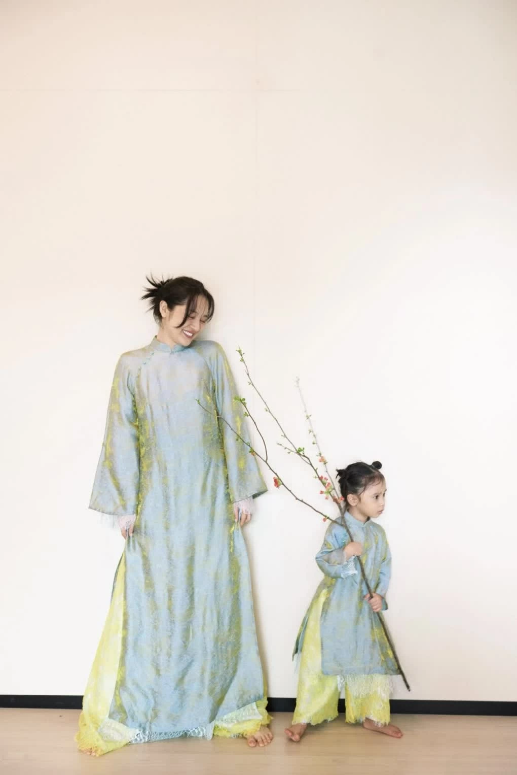 Ca sĩ Bảo Anh và con gái Misumi diện áo dài đôi đi chúc Tết. Ca sĩ Bảo Anh và con gái Misumi diện áo dài đôi đi chúc Tết.