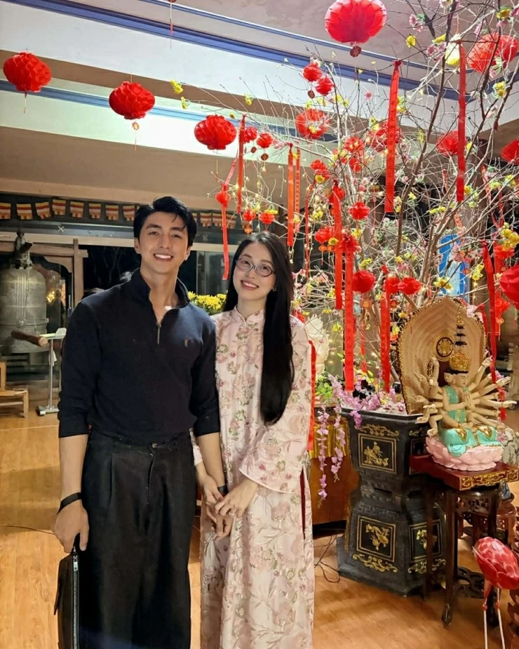 Bình An - Phương Nga tay trong tay đi chùa cầu an đầu năm mới.