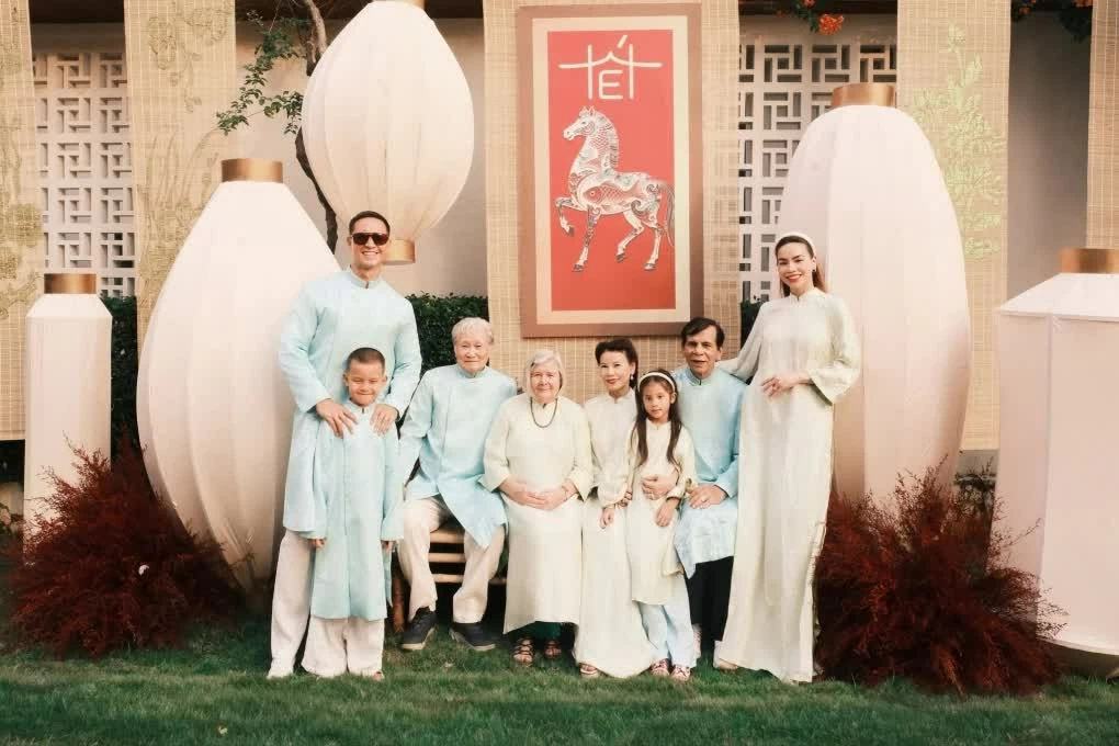 Mùng 1 Tết, Hồ Ngọc Hà chia sẻ hình ảnh đại gia đình quây quần bên nhau. Ca sĩ hạnh phúc khi được đón năm mới cùng hai con Lisa - Leon, bố mẹ ruột và bố mẹ chồng. 