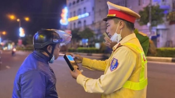 Mùng 1 Tết, Cảnh sát giao thông ra quân đồng loạt kiểm tra nồng độ cồn trên toàn quốc