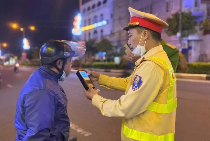 Sáng mùng 1 Tết, cảnh sát giao thông ra quân đồng loạt kiểm tra nồng độ cồn trên toàn quốc Mùng 1 Tết, Cảnh sát giao thông ra quân đồng loạt kiểm tra nồng độ cồn trên toàn quốc