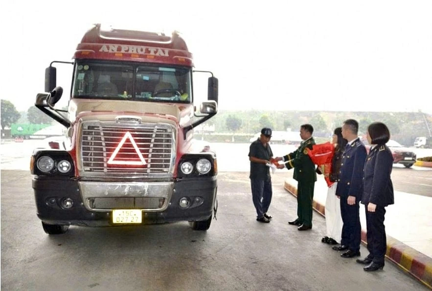 Thông quan thuận lợi lô sầu riêng tươi 17,4 tấn đầu tiên qua cửa khẩu Lào Cai Thông quan thuận lợi lô sầu riêng tươi 17,4 tấn đầu tiên qua cửa khẩu Lào Cai