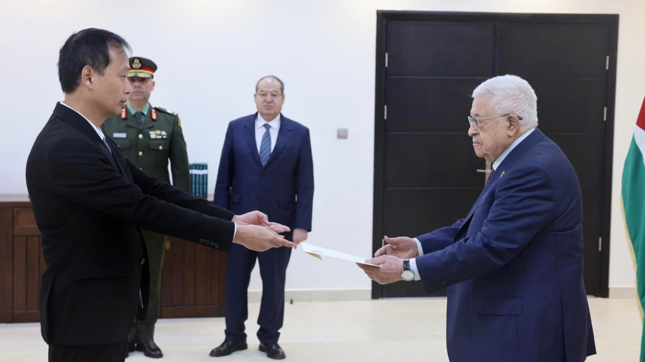 Đại sứ Nguyễn Nam Dương trình Thư ủy nhiệm lên Tổng thống Nhà nước Palestine Mahmoud Abbas