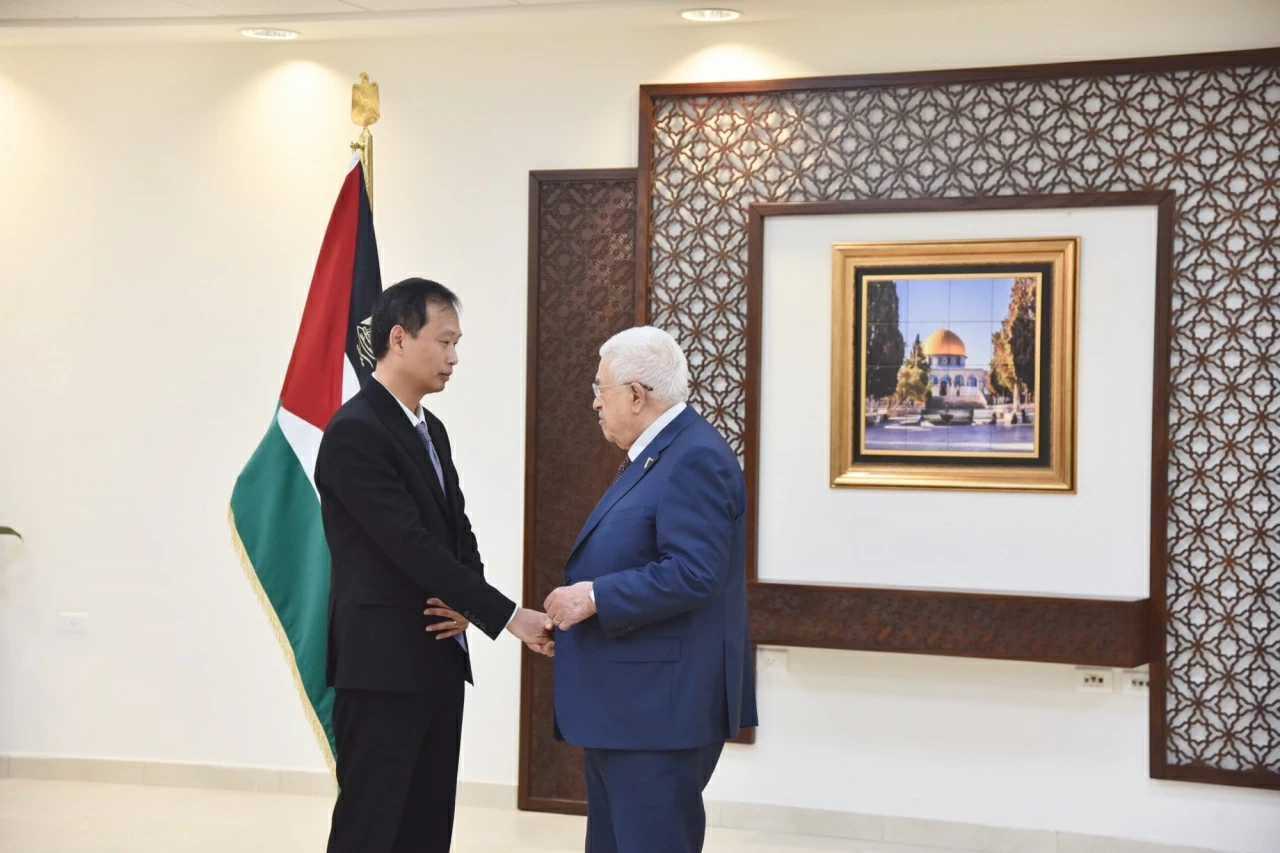 Đại sứ Nguyễn Nam Dương trình Thư ủy nhiệm lên Tổng thống Nhà nước Palestine Mahmoud Abbas Đại sứ Nguyễn Nam Dương trình Thư ủy nhiệm lên Tổng thống Nhà nước Palestine Mahmoud Abbas