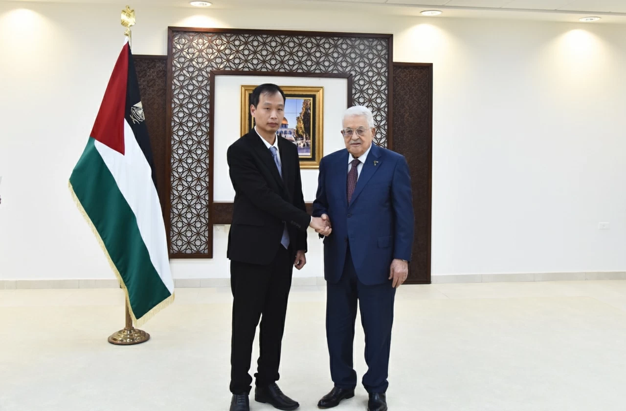 Đại sứ Nguyễn Nam Dương trình Thư ủy nhiệm lên Tổng thống Nhà nước Palestine Mahmoud Abbas Đại sứ Nguyễn Nam Dương trình Thư ủy nhiệm lên Tổng thống Nhà nước Palestine Mahmoud Abbas