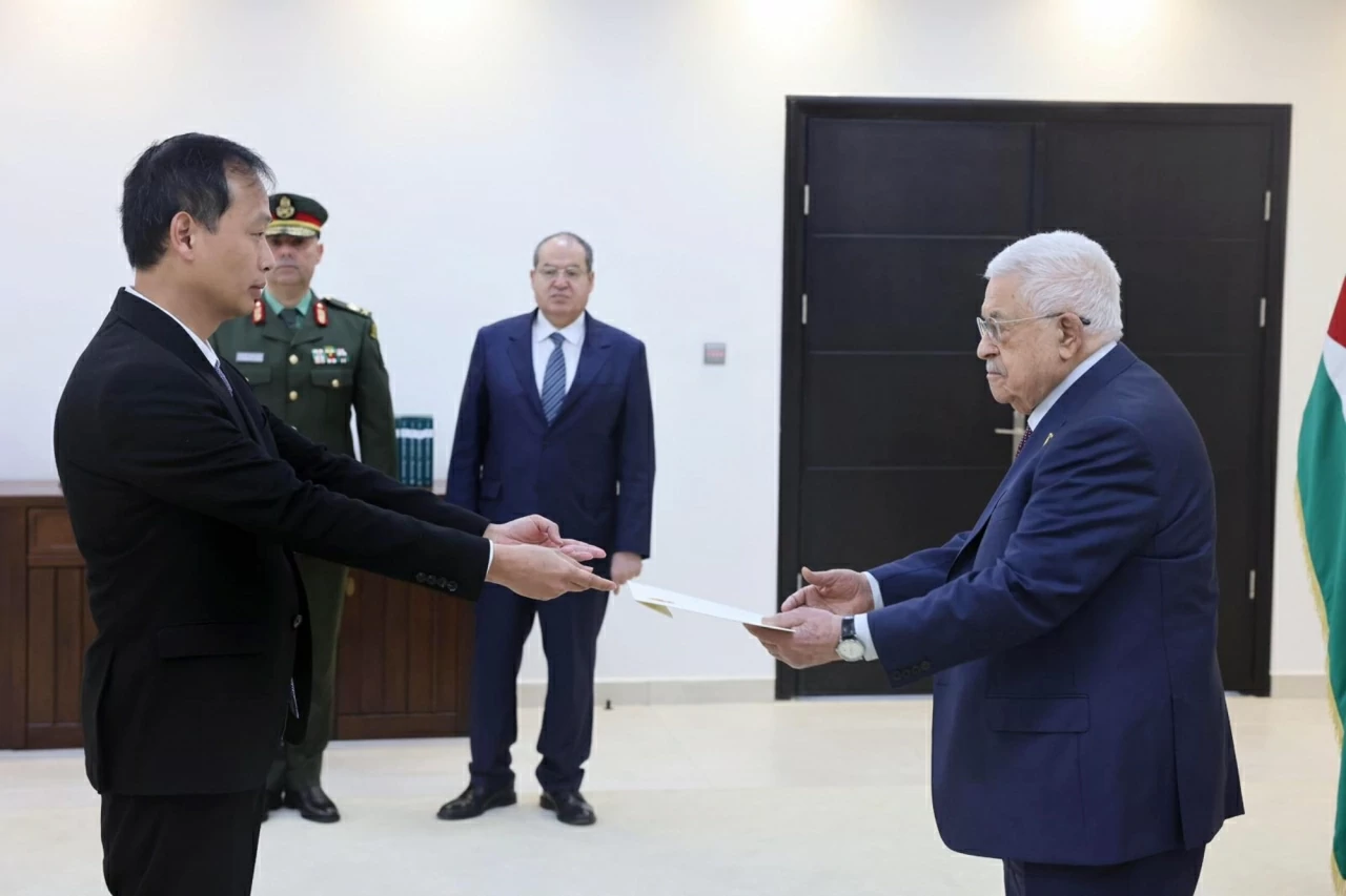 Đại sứ Nguyễn Nam Dương trình Thư ủy nhiệm lên Tổng thống Nhà nước Palestine Mahmoud Abbas Đại sứ Nguyễn Nam Dương trình Thư ủy nhiệm lên Tổng thống Nhà nước Palestine Mahmoud Abbas