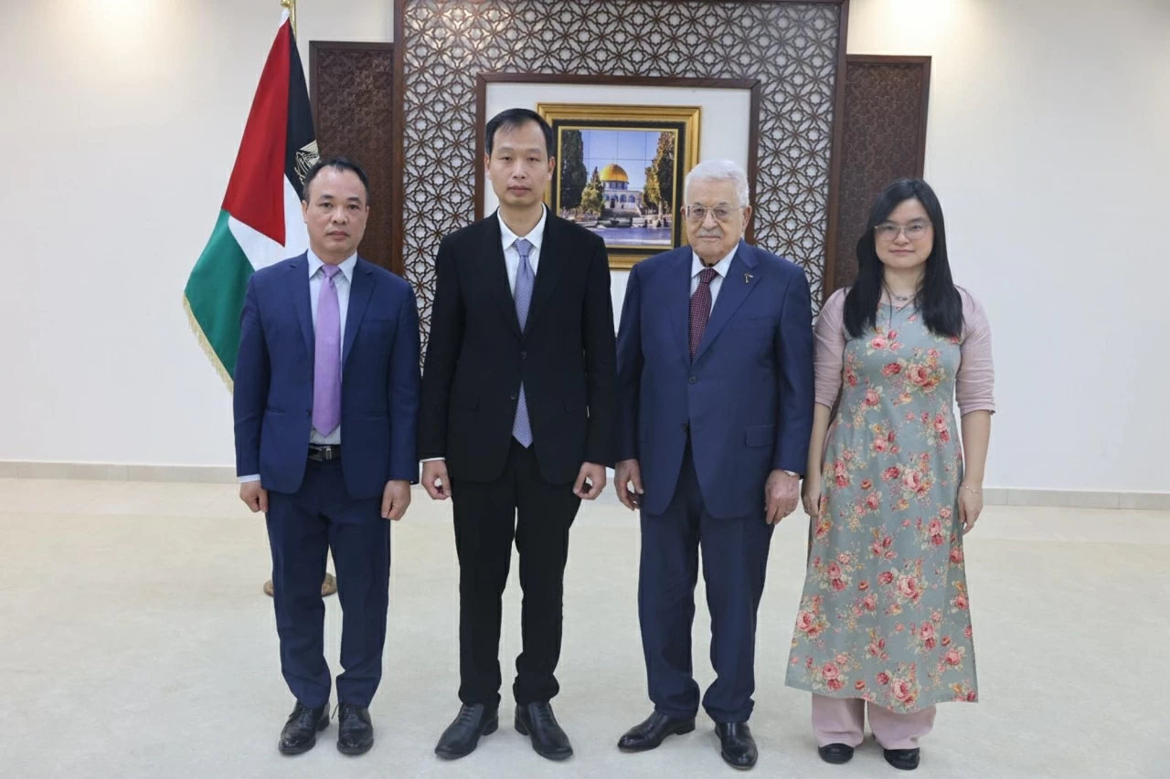 Đại sứ Nguyễn Nam Dương trình Thư ủy nhiệm lên Tổng thống Nhà nước Palestine Mahmoud Abbas Đại sứ Nguyễn Nam Dương trình Thư ủy nhiệm lên Tổng thống Nhà nước Palestine Mahmoud Abbas