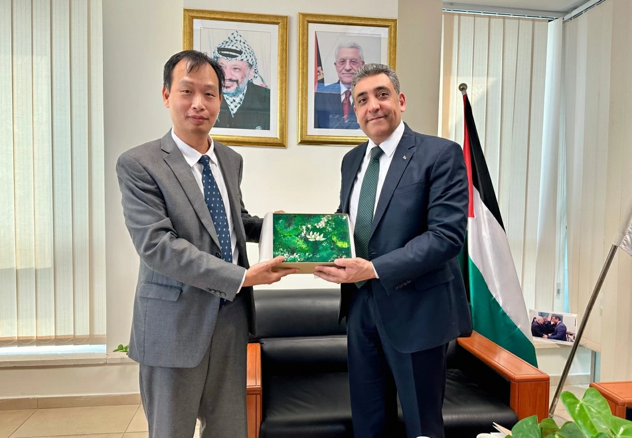 Đại sứ Nguyễn Nam Dương trình Thư ủy nhiệm lên Tổng thống Nhà nước Palestine Mahmoud Abbas Đại sứ Nguyễn Nam Dương trình Thư ủy nhiệm lên Tổng thống Nhà nước Palestine Mahmoud Abbas