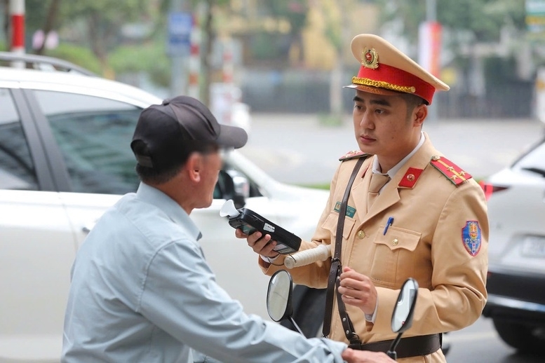 Cảnh sát giao thông xử phạt hơn 2.800 trường hợp vi phạm nồng độ cồn trong mùng 2 Tết