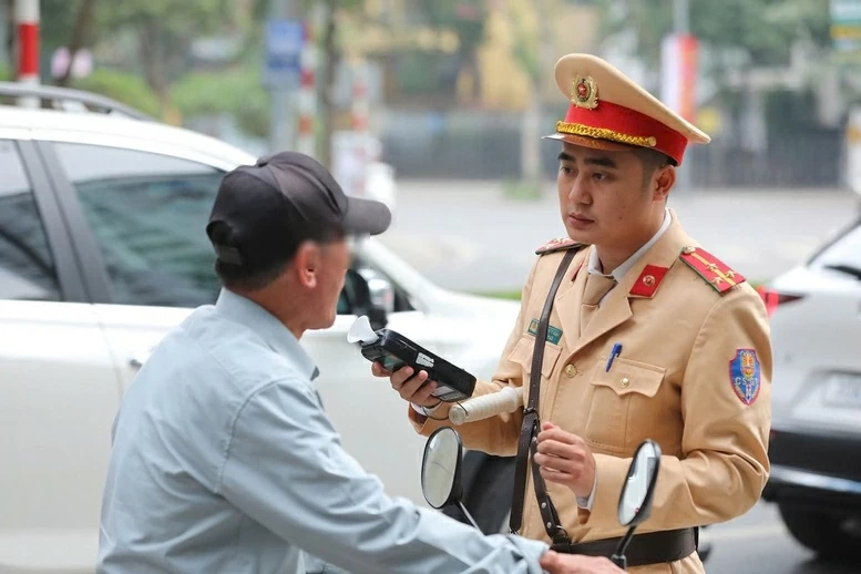 Cảnh sát giao thông xử phạt hơn 2.800 trường hợp vi phạm nồng độ cồn trong mùng 2 Tết