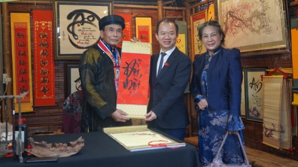 The tradition of requesting calligraphy and the Thang Long spirit of learning