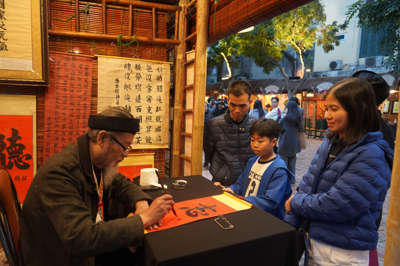 Tục xin – cho chữ và mạch nguồn hiếu học Thăng Long