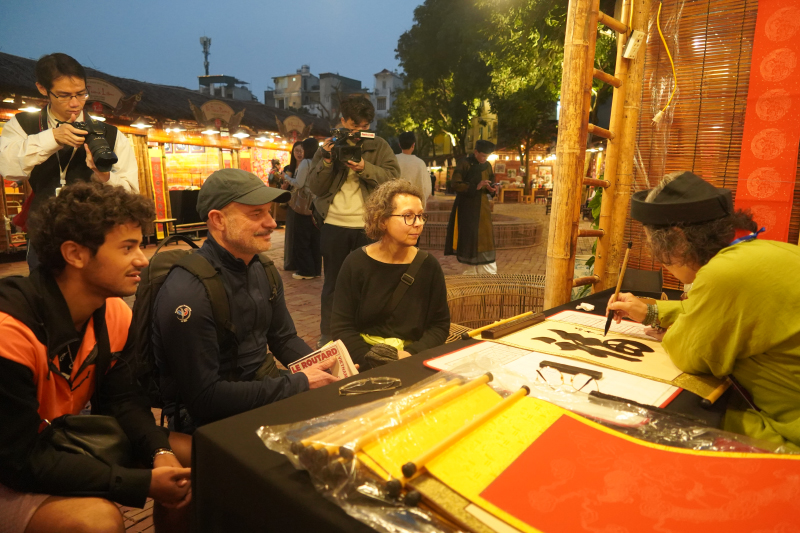 Tục xin – cho chữ và mạch nguồn hiếu học Thăng Long