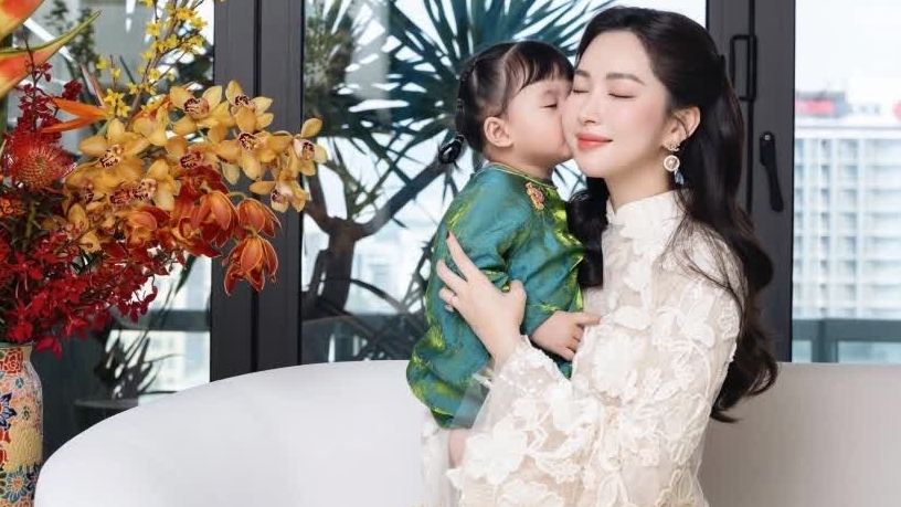 Hoa hậu Đặng Thu Thảo đăng khoảnh khắc gia đình trong dịp Tết Bính Ngọ