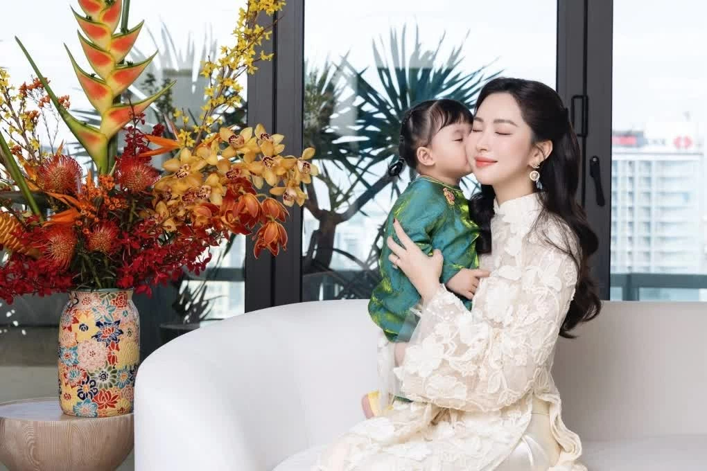 Hoa hậu Đặng Thu Thảo đăng khoảnh khắc gia đình trong dịp Tết Bính Ngọ