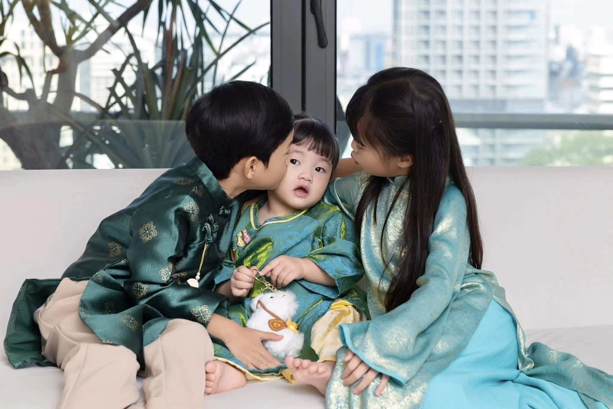 Hoa hậu Đặng Thu Thảo đăng khoảnh khắc gia đình trong dịp Tết Bính Ngọ