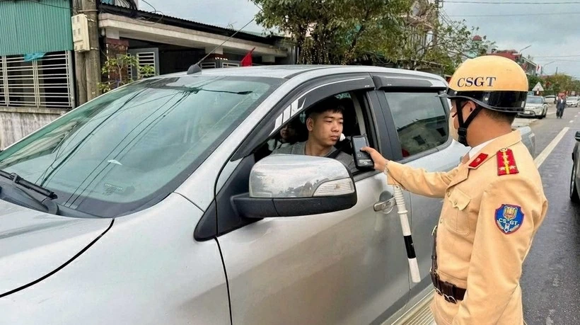 Khuyến cáo lái xe tuân thủ phân luồng, không đi vào làn khẩn cấp trên đường cao tốc