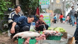 Thị trường hàng hóa ngày mùng 3 Tết: Bắt đầu sôi động trở lại