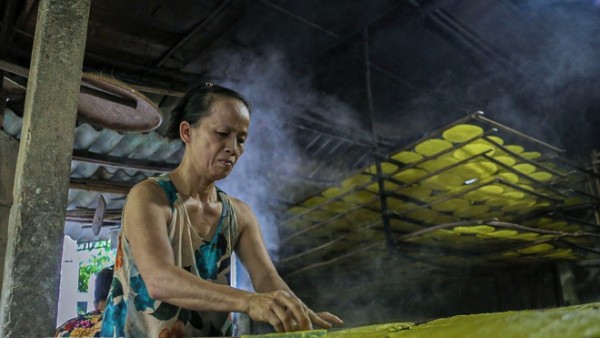 Giữ lửa làng nghề bánh tráng hơn 300 năm tuổi ở Huế