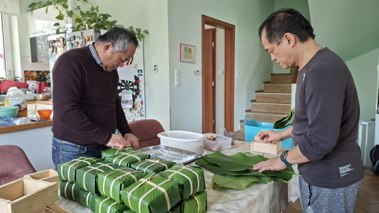 Gói bánh chưng ngày Tết: Nỗi nhớ xa quê dịu dàng Gói bánh chưng ngày Tết: Nỗi nhớ xa quê dịu dàng