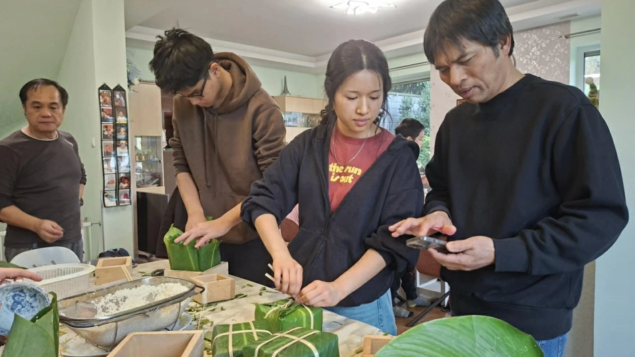 Gói bánh chưng ngày Tết: Nỗi nhớ xa quê dịu dàng