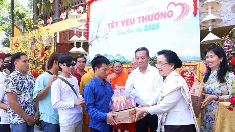 Chương trình trao quà Tết ý nghĩa tại chùa Phật Tích ở thủ đô Vientiane