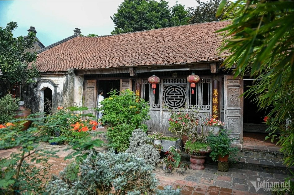 Nhà cổ của gia đình ông Thể hơn 300 năm tuổi với khoảng sân đầy ắp những chum tương nếp - đặc sản Đường Lâm. Căn nhà có 7 gian, 2 dĩ, mái lợp ngói ri, nền gạch nung, tường đá ong mộc mạc. (Nguồn: Vietnamnet)