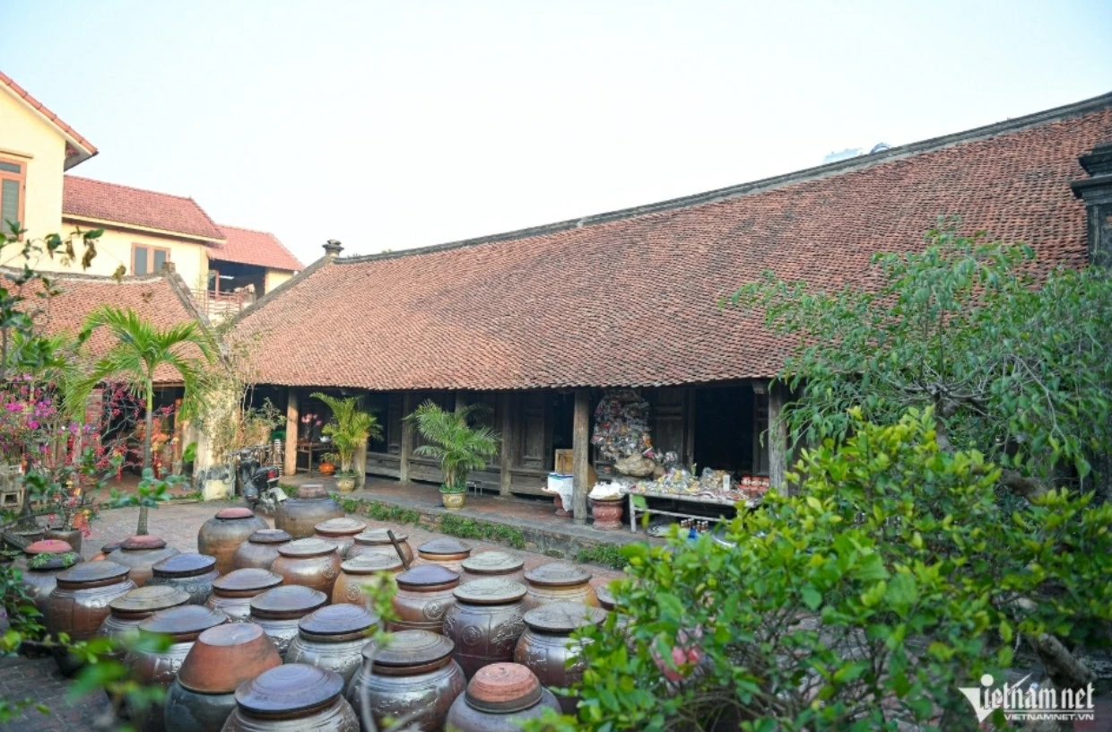 Ngôi nhà của nhà văn Hà Nguyên Huyến ở làng cổ Đường Lâm (Sơn Tây, Hà Nội) là di tích được xếp hạng nhà cổ dân sinh loại một, có tuổi đời gần 300 năm. Ngôi nhà chính gồm 5 gian, 2 chái, thiết kế theo lối nội tự ngoại khách (phía trong thời tự, phía ngoài tiếp đón khách). Ngôi nhà có giá trị lịch sử, văn hóa, tinh thần rất lớn đối với dòng họ Hà - một trong những dòng họ lớn, nổi tiếng hiếu học tại làng. (Nguồn: Vietnamnet) Ngôi nhà của nhà văn Hà Nguyên Huyến ở làng cổ Đường Lâm (Sơn Tây, Hà Nội) là di tích được xếp hạng nhà cổ dân sinh loại một, có tuổi đời gần 300 năm. Ngôi nhà chính gồm 5 gian, 2 chái, thiết kế theo lối nội tự ngoại khách (phía trong thời tự, phía ngoài tiếp đón khách). Ngôi nhà có giá trị lịch sử, văn hóa, tinh thần rất lớn đối với dòng họ Hà - một trong những dòng họ lớn, nổi tiếng hiếu học tại làng. (Nguồn: Vietnamnet)