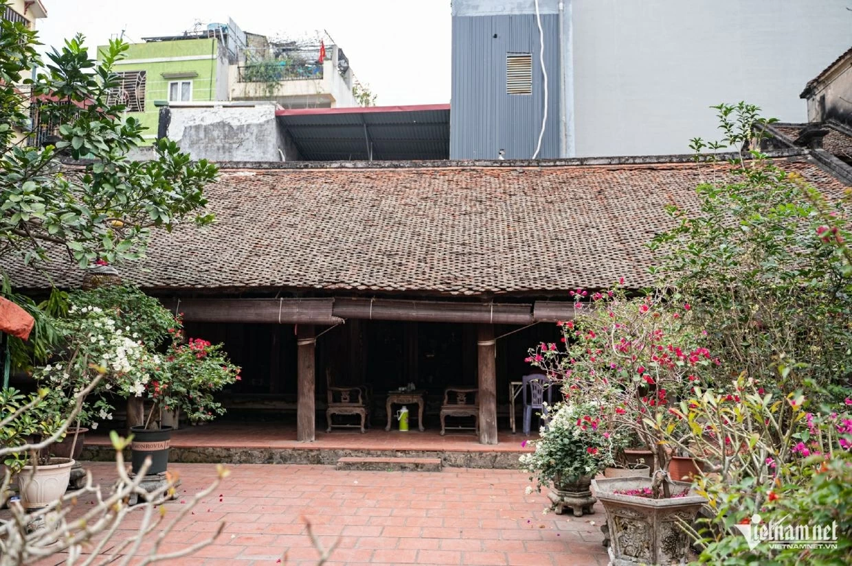 Một ngôi nhà cổ trăm tuổi trong làng