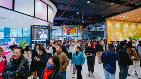 Mùng 4 Tết thị trường dần 'vào guồng', nguồn cung dồi dào, giá cả ổn định