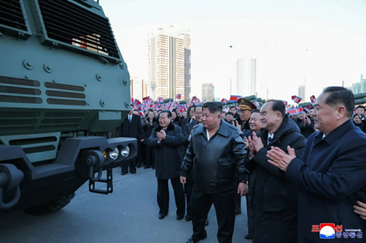 Nhà lãnh đạo Kim Jong Un tham dự lễ công bố hệ thống pháo phản lực phóng loạt cỡ 600 mm. (Nguồn: KCNA)