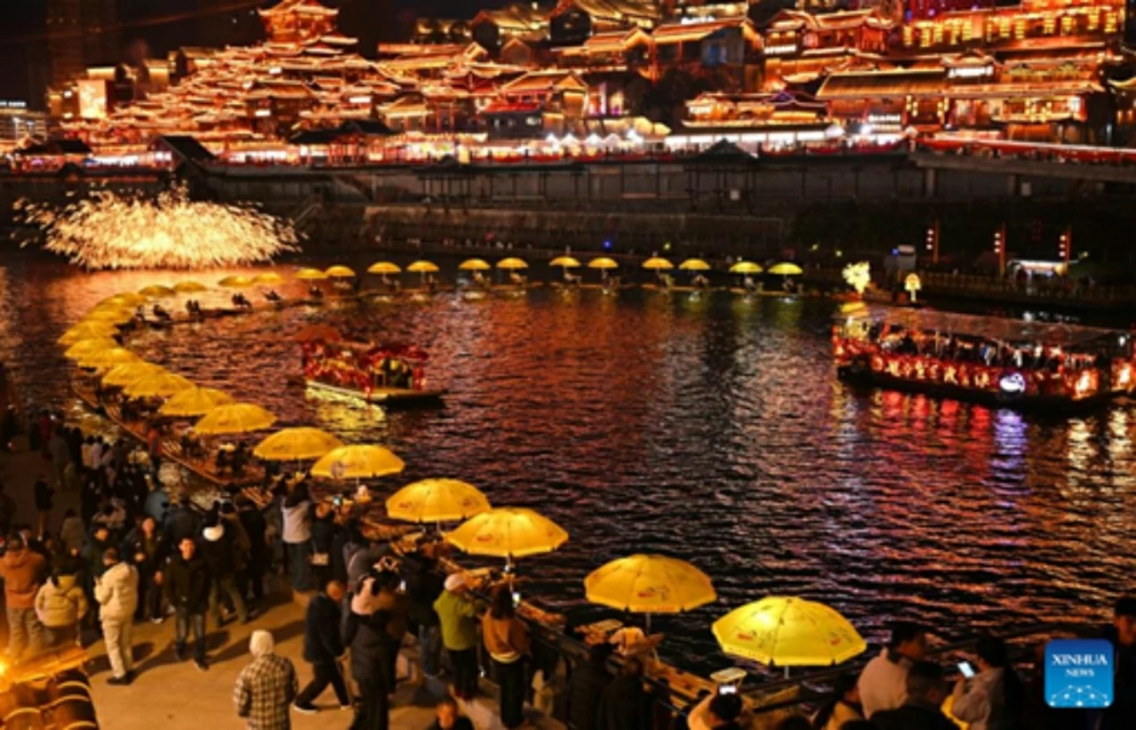 Du khách trải nghiệm đi bè tre tại huyện Tuyên Ân, tỉnh Hồ Bắc (Trung Quốc), trong không khí lễ hội Tết rộn ràng. (Nguồn: Tân Hoa xã) Du khách trải nghiệm đi bè tre tại huyện Tuyên Ân, tỉnh Hồ Bắc (Trung Quốc), trong không khí lễ hội Tết rộn ràng. (Nguồn: Tân Hoa xã)