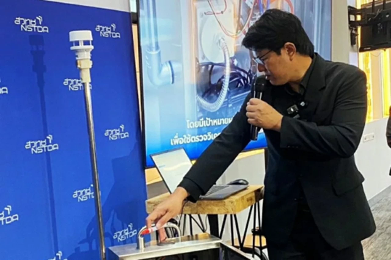 Tiến sĩ Rungroj Maulanon, nhà nghiên cứu thuộc nhóm Phòng thí nghiệm Giám sát và Kỹ thuật quy trình (MAP) của NANOTEC, đang diễn thuyết về hệ thống “mũi điện tử”. (Nguồn: Bangkok Post)