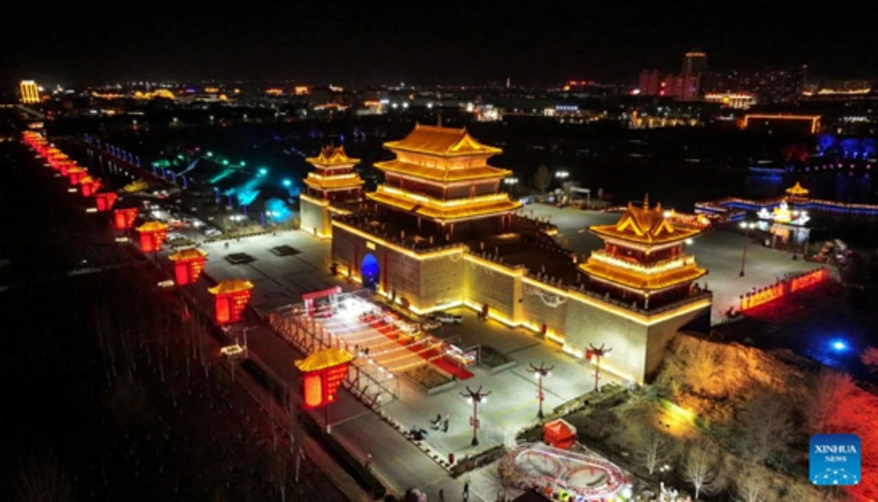 Toàn cảnh đêm lễ hội nhìn từ trên cao tại huyện Diêm Trì, khu tự trị Ninh Hạ (Trung Quốc) trong những ngày đầu năm mới. (Nguồn: Tân Hoa xã) Toàn cảnh đêm lễ hội nhìn từ trên cao tại huyện Diêm Trì, khu tự trị Ninh Hạ (Trung Quốc) trong những ngày đầu năm mới. (Nguồn: Tân Hoa xã)