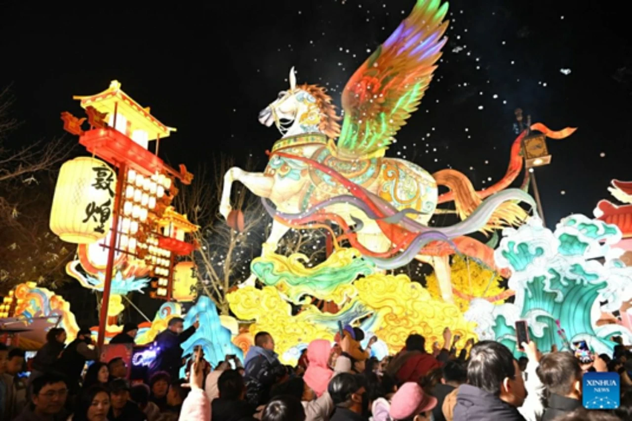 Du khách tham quan hội đèn lồng tại khu chợ đêm ở Đôn Hoàng, tỉnh Cam Túc (Trung Quốc). (Nguồn: Tân Hoa xã) Du khách tham quan hội đèn lồng tại khu chợ đêm ở Đôn Hoàng, tỉnh Cam Túc (Trung Quốc). (Nguồn: Tân Hoa xã)