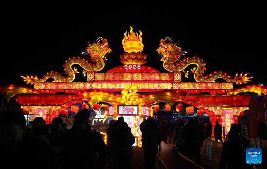 Người dân và du khách tham quan hội đèn lồng với không gian trưng bày rực rỡ các họa tiết trang trí chủ đề Tết tại Bắc Kinh, Trung Quốc. (Nguồn: Tân Hoa xã) Người dân và du khách tham quan hội đèn lồng với không gian trưng bày rực rỡ các họa tiết trang trí chủ đề Tết tại Bắc Kinh, Trung Quốc. (Nguồn: Tân Hoa xã)
