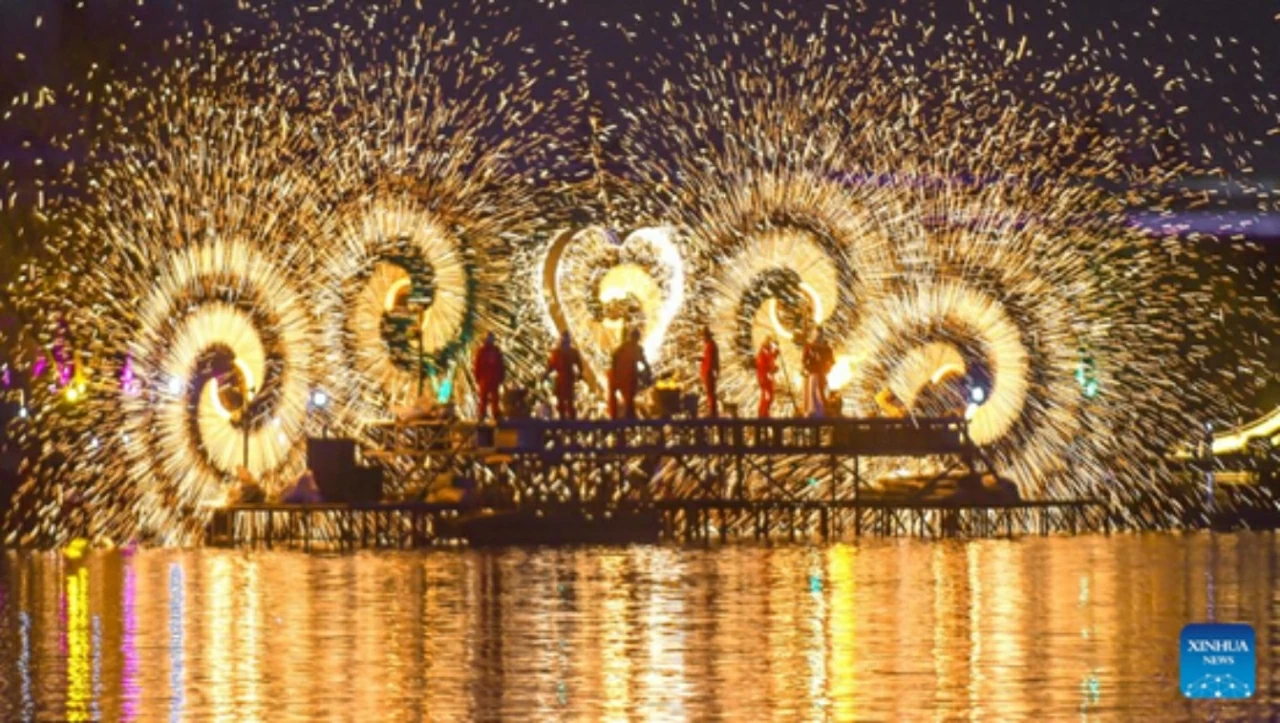 Màn trình diễn pháo hoa sắt nóng chảy trên mặt nước tại vườn thực vật thành phố Lạc Dương, tỉnh Hà Nam (Trung Quốc), thu hút hàng nghìn người dân địa phương và du khách tới chiêm ngưỡng. (Nguồn: Tân Hoa xã) Màn trình diễn pháo hoa sắt nóng chảy trên mặt nước tại vườn thực vật thành phố Lạc Dương, tỉnh Hà Nam (Trung Quốc), thu hút hàng nghìn người dân địa phương và du khách tới chiêm ngưỡng. (Nguồn: Tân Hoa xã)