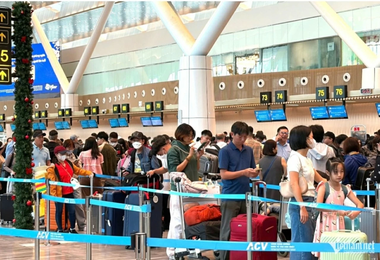Sân bay Tân Sơn Nhất dự kiến đón hơn 170.000 lượt khách trong ngày mùng 4 Tết. (Nguồn: Vietnamnet) Sân bay Tân Sơn Nhất dự kiến đón hơn 170.000 lượt khách trong ngày mùng 4 Tết. (Nguồn: Vietnamnet)