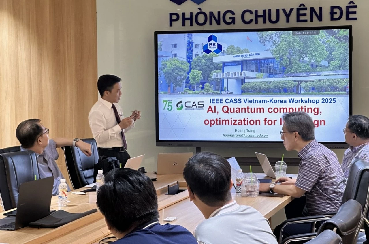 PGS.TS Hoàng Trang trong một buổi thuyết trình chuyên đề. (Nguồn: NVCC)