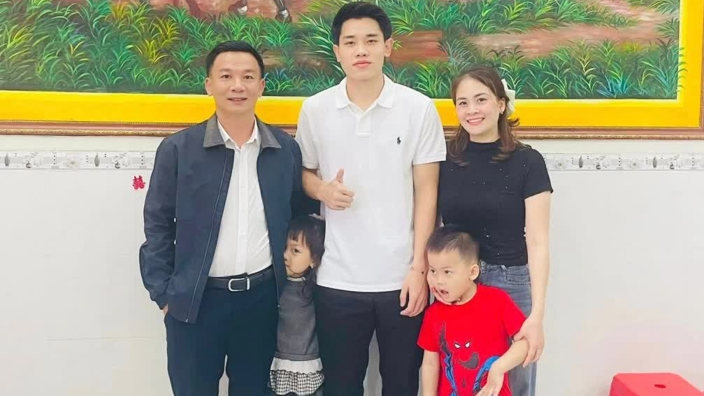 Đình Bắc đón Tết muộn cùng gia đình, tham dự trận đấu thiện nguyện tại quê nhà